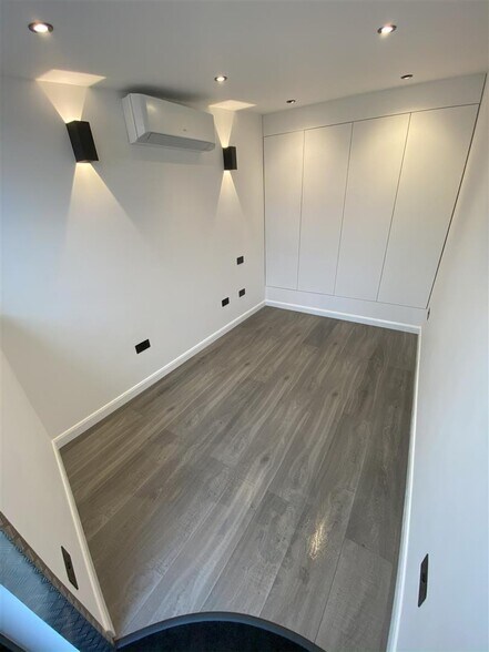 92A Forest Rd, Loughton à louer - Photo du bâtiment - Image 2 de 5