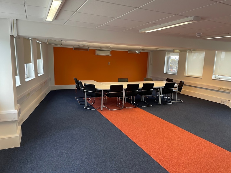50-52 The Broadway, Crawley for lease - Interior Photo - Image 2 of 3