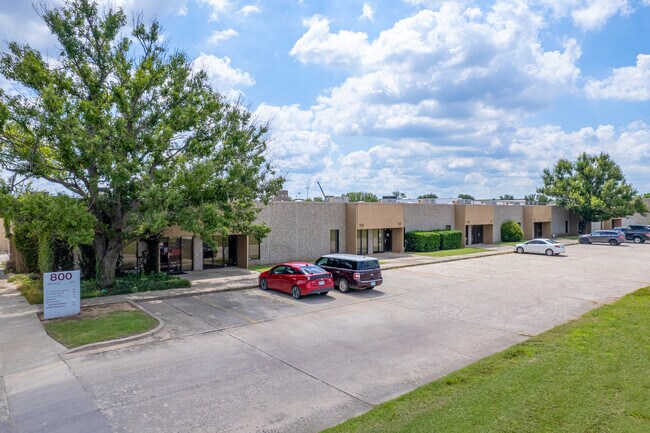 Plus de détails pour 800 W Rock Creek Rd, Norman, OK - Bureau à louer