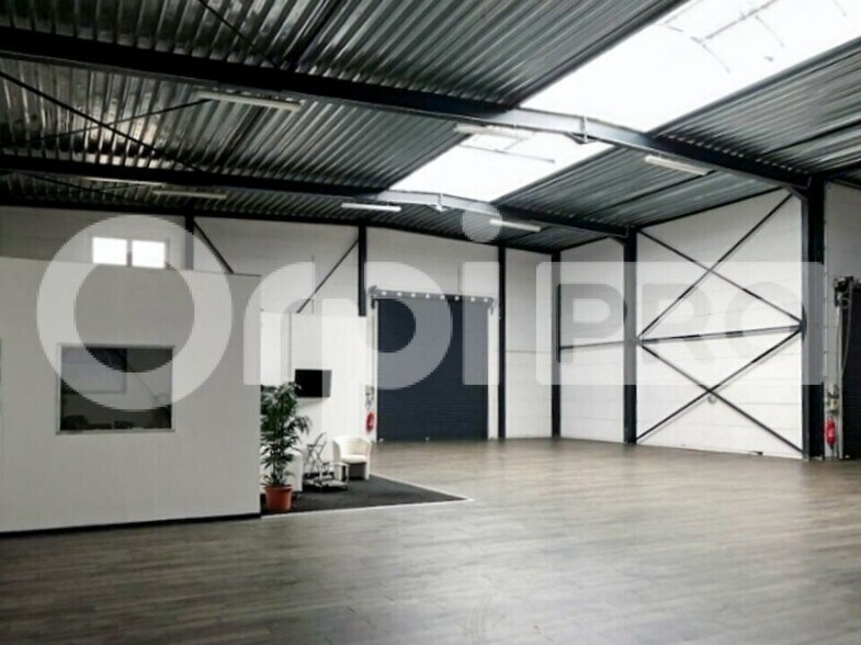Industrial in NEUVILLE-EN-FERRAIN for lease - Interior Photo - Image 2 of 4