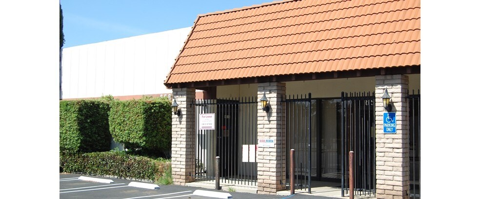 8589 Canoga Ave, Canoga Park, CA à louer - Photo du bâtiment - Image 2 de 10