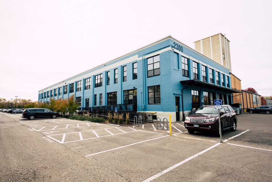 2300-2310 Kennedy St NE, Minneapolis, MN à louer - Photo du bâtiment - Image 3 de 11