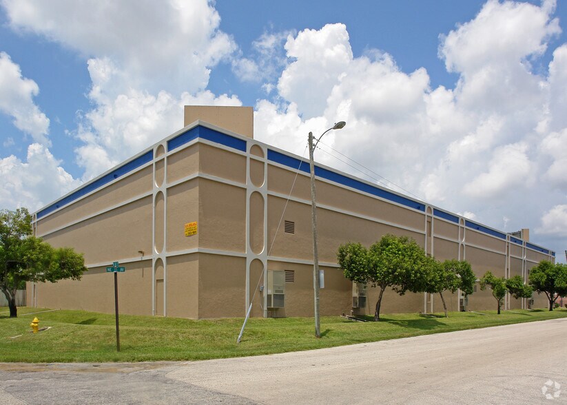 4950 N Dixie Hwy, Oakland Park, FL à louer - Photo du bâtiment - Image 3 de 4