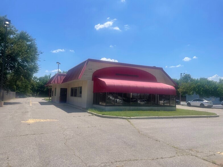 8 E Main St, Yukon, OK à louer - Photo du bâtiment - Image 1 de 7