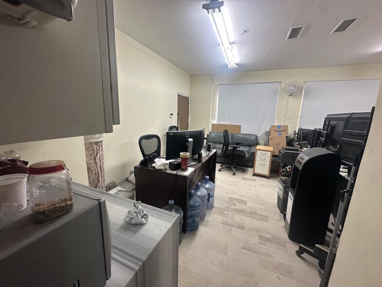 13423 Wyandotte St, North Hollywood, CA for lease - Building Photo - Image 3 of 9