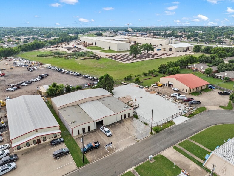 405 Milton, Hewitt, TX for lease - Building Photo - Image 1 of 5