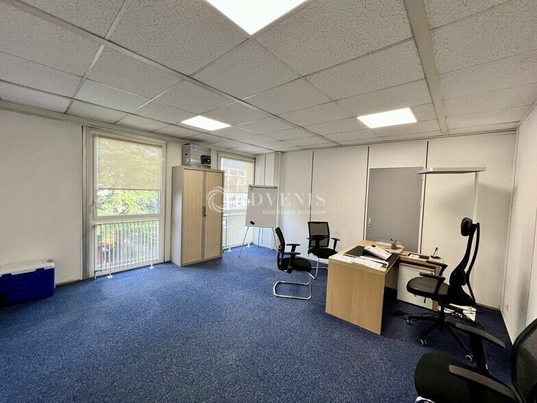 15 Avenue Fernand Chatelain, Éragny for lease - Interior Photo - Image 2 of 4