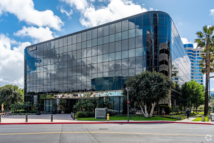 2100 Main St, Irvine, CA à louer - Photo du bâtiment - Image 1 de 15