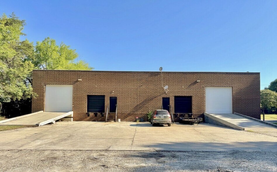 7209 Cessna Dr, Greensboro, NC à louer - Photo du bâtiment - Image 2 de 4