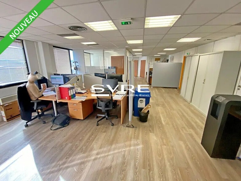Office in Vitrolles for lease - Interior Photo - Image 2 of 6