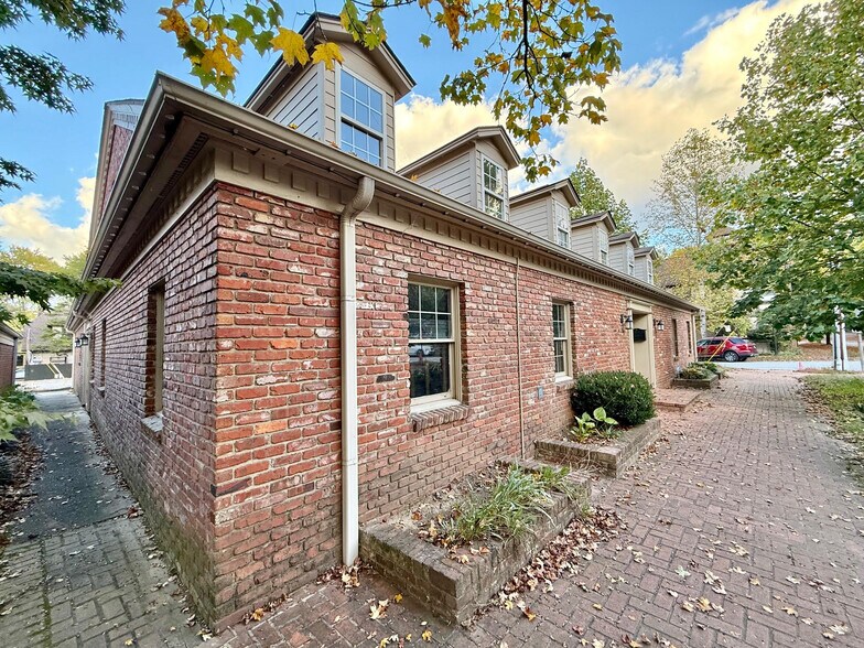 9 All Souls Cres, Asheville, NC à vendre - Photo du bâtiment - Image 3 de 9