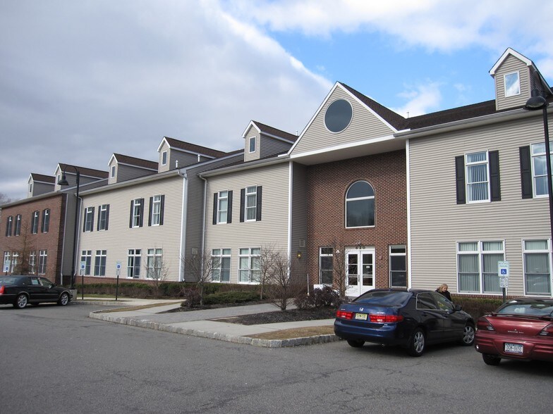 620 Cranbury Rd, East Brunswick, NJ à louer - Photo du bâtiment - Image 1 de 4