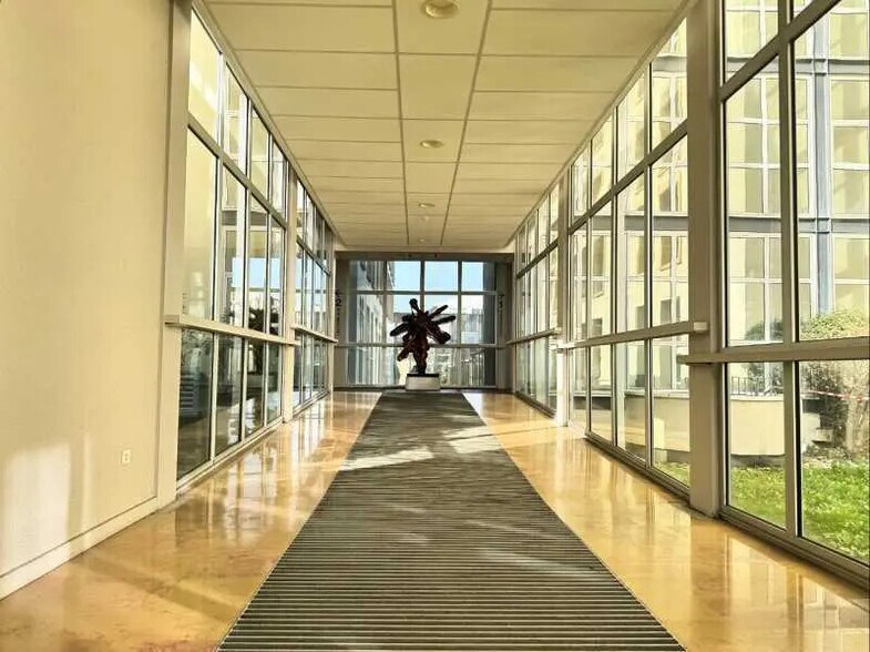 Bureau dans Villeurbanne à louer - Hall d’entrée - Image 2 de 3