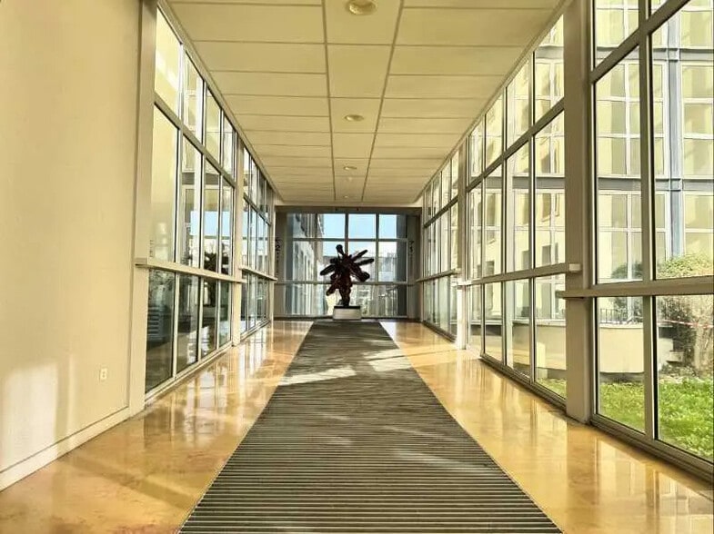 Bureau dans Villeurbanne à louer - Hall d’entrée - Image 2 de 3