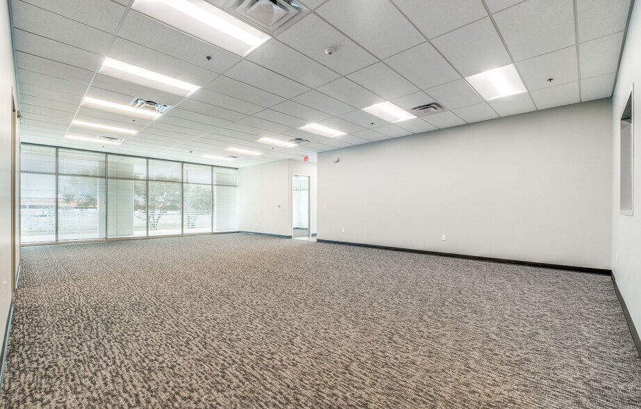 3319 N Panam Expy, San Antonio, TX à louer - Photo intérieure - Image 3 de 10