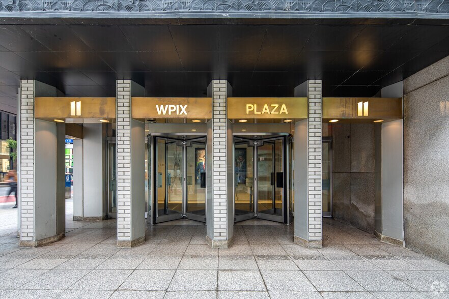 220 E 42nd St, New York, NY à louer - Photo du bâtiment - Image 3 de 3