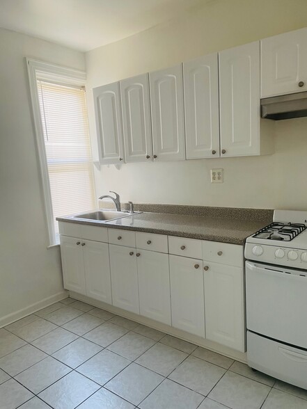 31-40 35th St, Astoria, NY à vendre - Photo du bâtiment - Image 3 de 9
