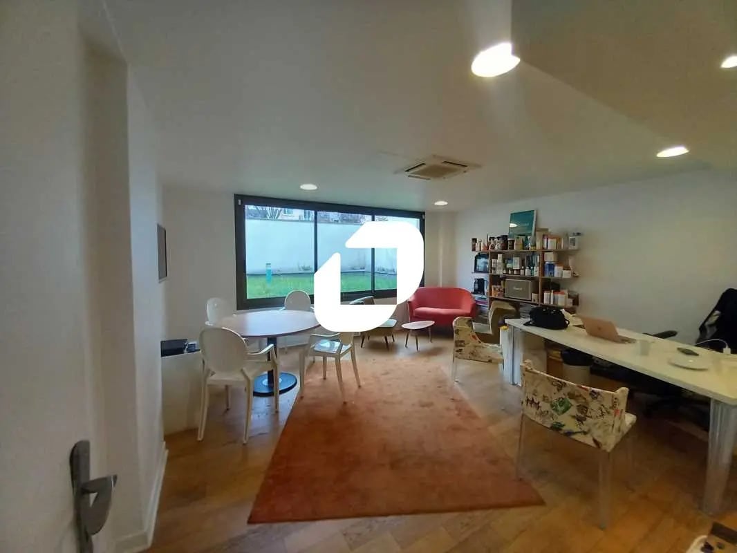 Office in Montrouge for sale Building Photo- Image 1 of 11