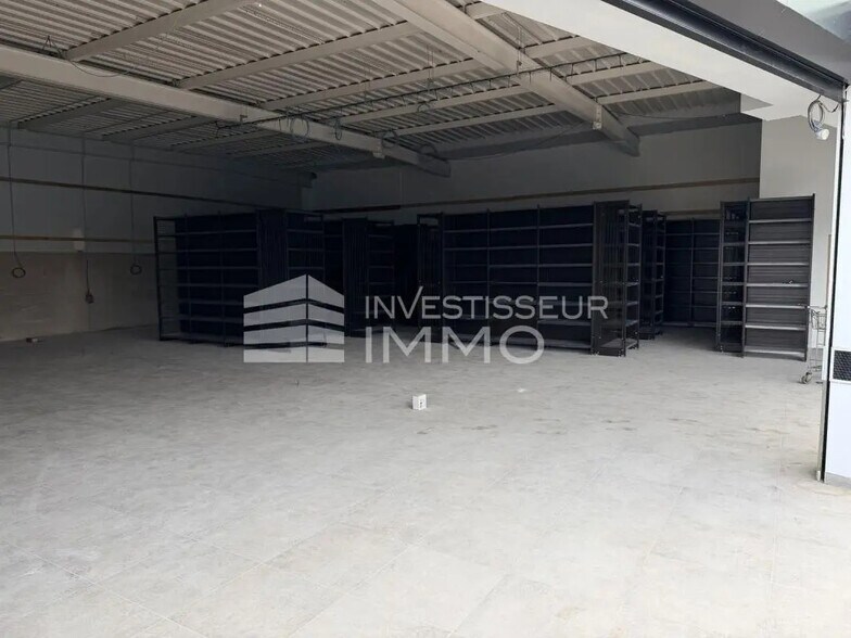 Retail in Saint-Thibault-des-Vignes for lease - Interior Photo - Image 3 of 8