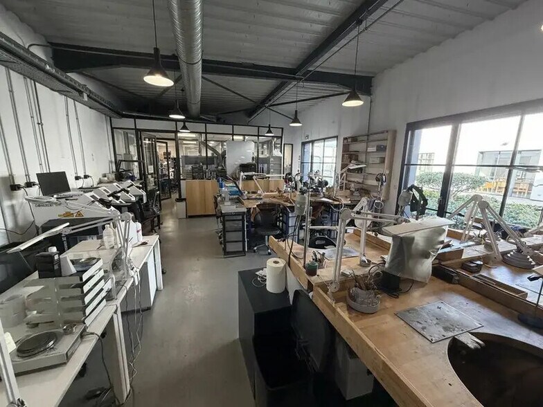 Flex in Valence for sale - Interior Photo - Image 3 of 5