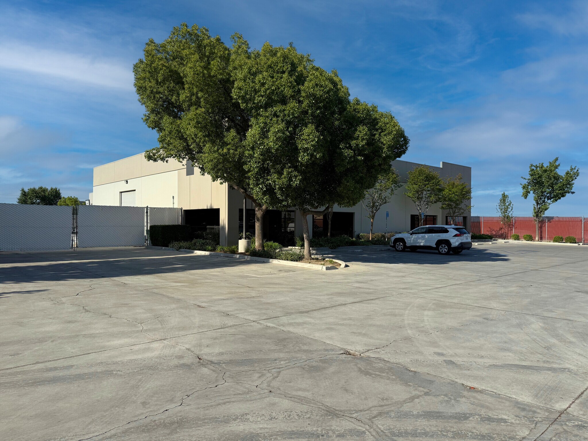 3555 Landco Dr, Bakersfield, CA à louer Photo principale- Image 1 de 4