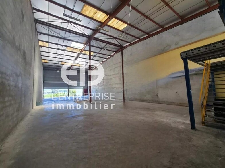 Industrial in Carros for lease - Building Photo - Image 1 of 11