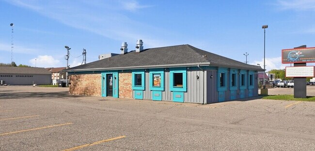 Plus de détails pour 1404 E College Dr, Marshall, MN - Commerce de détail à vendre