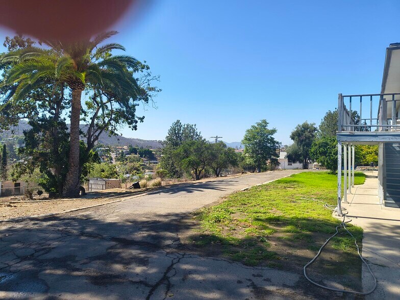 9420 Emerald Grove Ave, Lakeside, CA à vendre - Photo du bâtiment - Image 2 de 2