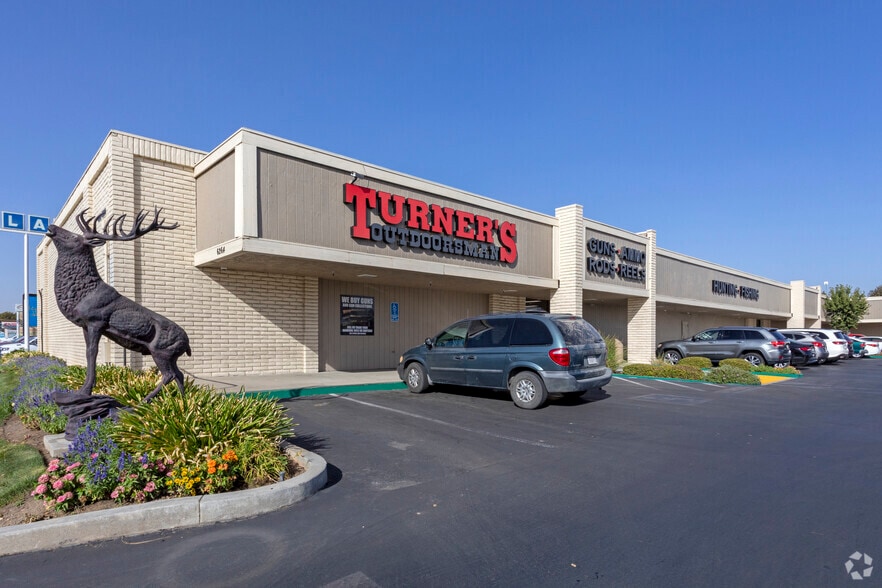 6214 N Blackstone Ave, Fresno, CA for lease - Building Photo - Image 2 of 5