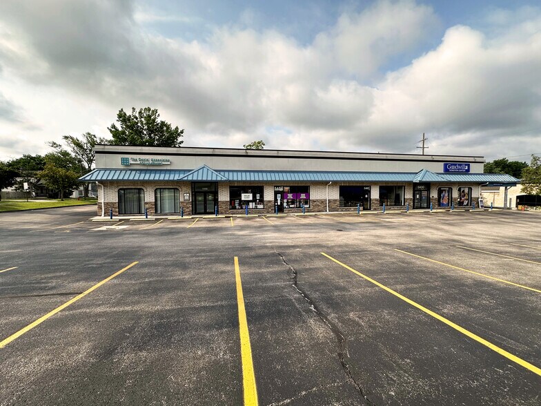 5400-5404 Mayfield Rd, Lyndhurst, OH à louer - Photo du bâtiment - Image 2 de 8