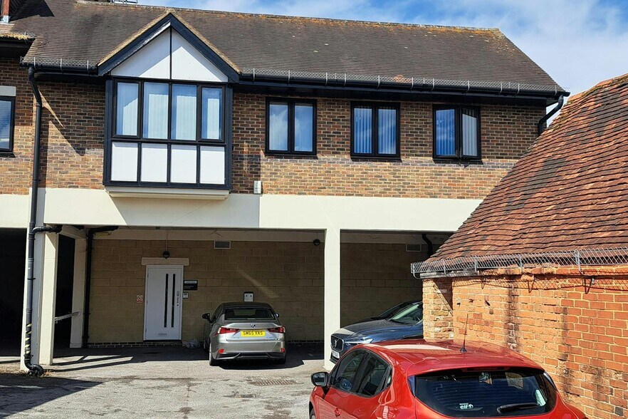 50 High St, Bagshot à louer - Photo du bâtiment - Image 2 de 2