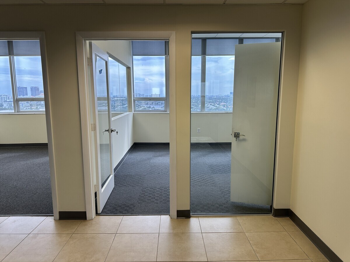 2455 E Sunrise Blvd, Fort Lauderdale, FL 33304 - Unité PH - - Photo intérieure - Image 1 of 22