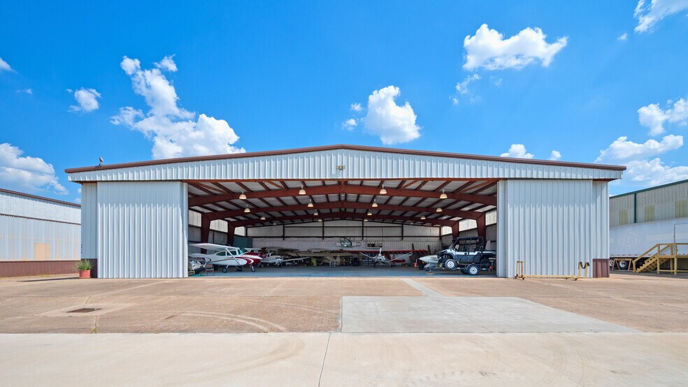 5519 W Arcola Airport, Arcola, TX à vendre - Photo du bâtiment - Image 2 de 43