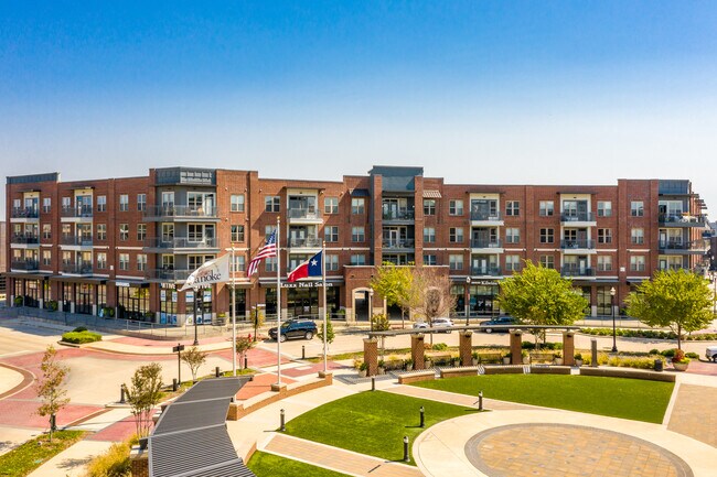 More details for 400 S Oak St, Roanoke, TX - Retail for Lease