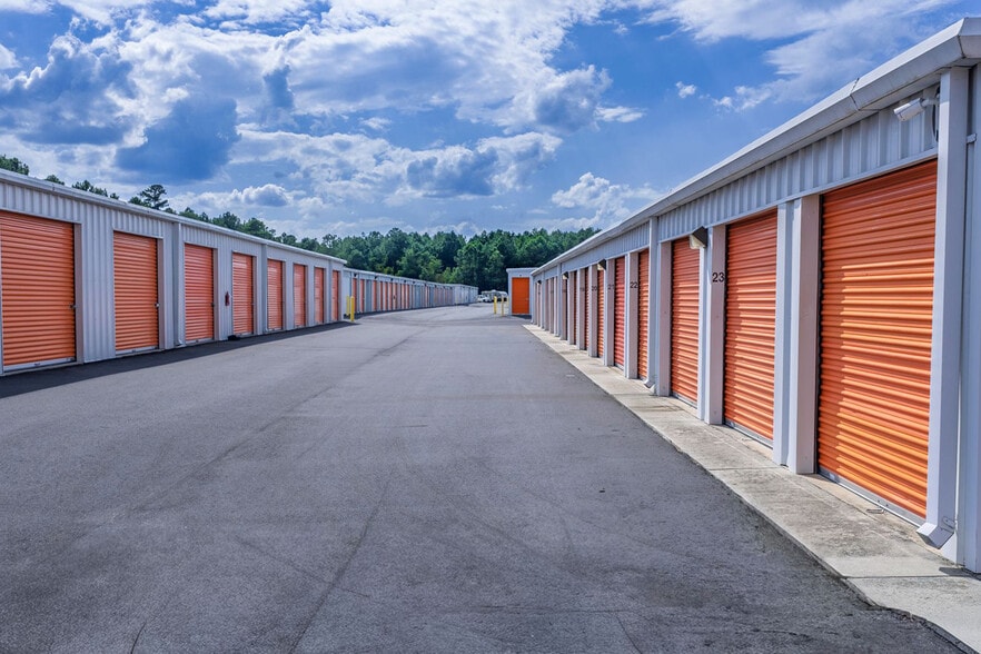 Stow and Go Storage 2 Property Portfolio portfolio of 2 properties for sale on LoopNet.ca - Building Photo - Image 2 of 16