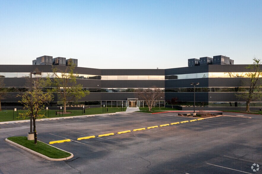 5600 N May Ave, Oklahoma City, OK à louer - Photo du bâtiment - Image 2 de 6