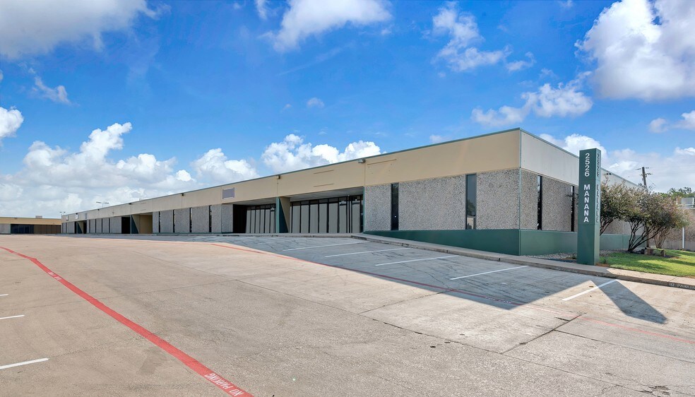 2526 Manana Dr, Dallas, TX for lease - Building Photo - Image 2 of 9