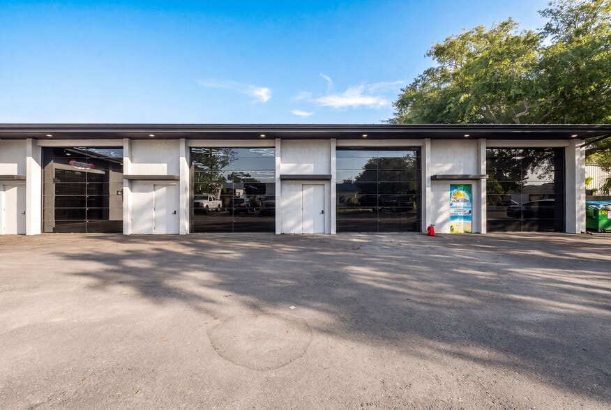 501 Interstate Ct, Sarasota, FL à vendre - Photo du bâtiment - Image 2 de 29