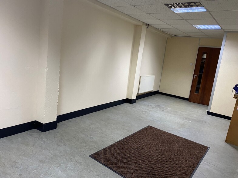 281-285 Wood St, London for lease - Building Photo - Image 3 of 7