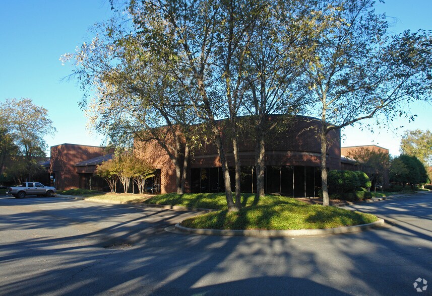 6611 Bay Cir, Peachtree Corners, GA à louer - Photo du bâtiment - Image 2 de 8