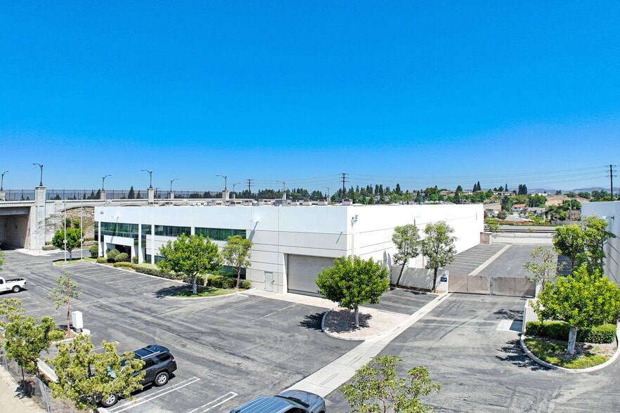 1500 Lakeview Loop, Anaheim, CA à louer - Photo du bâtiment - Image 3 de 3