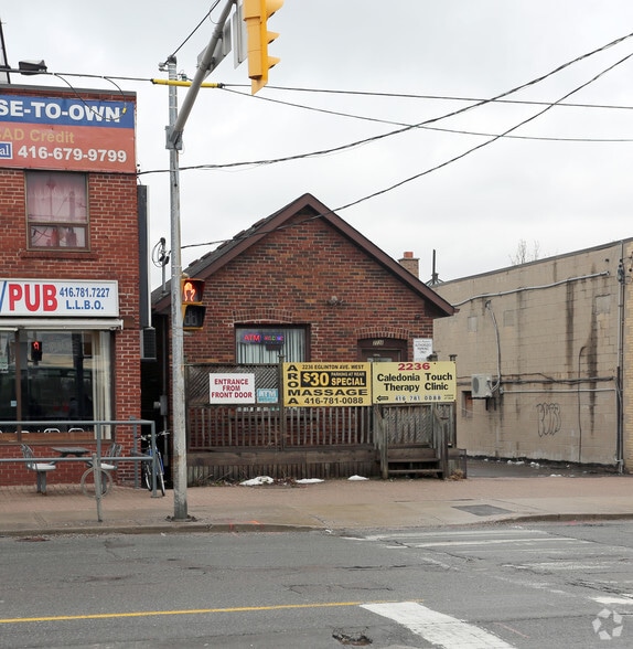 2236 Eglinton Ave, Toronto, ON à louer - Photo principale - Image 1 de 2