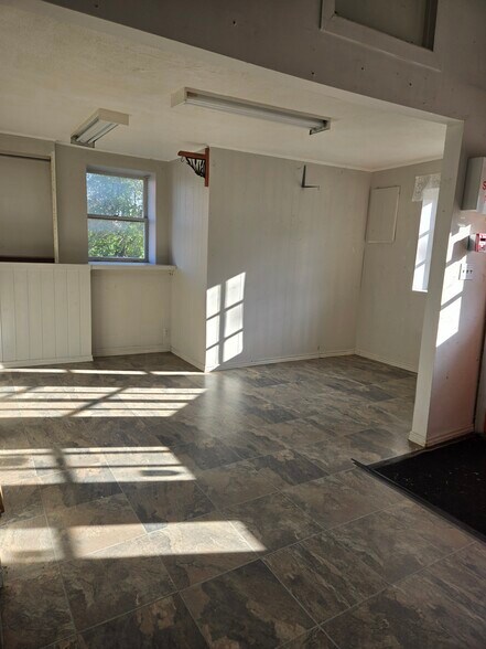 75 Manitoba St, Bracebridge, ON à vendre - Photo du bâtiment - Image 3 de 18
