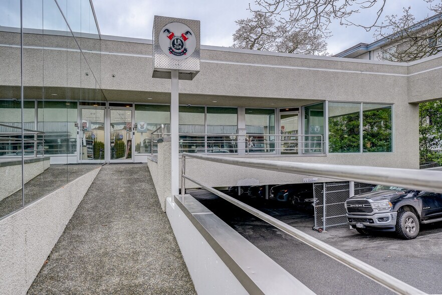 915 Esquimalt Rd, Victoria, BC à vendre - Photo du bâtiment - Image 2 de 6