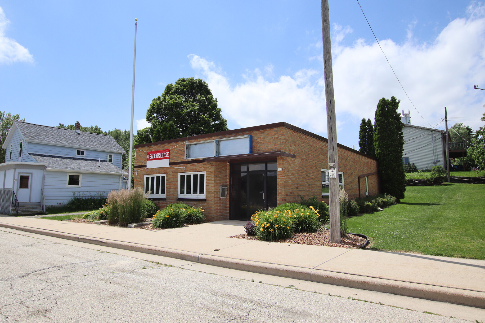 713 Railroad Ave, Lomira, WI à vendre Photo du bâtiment- Image 1 de 10