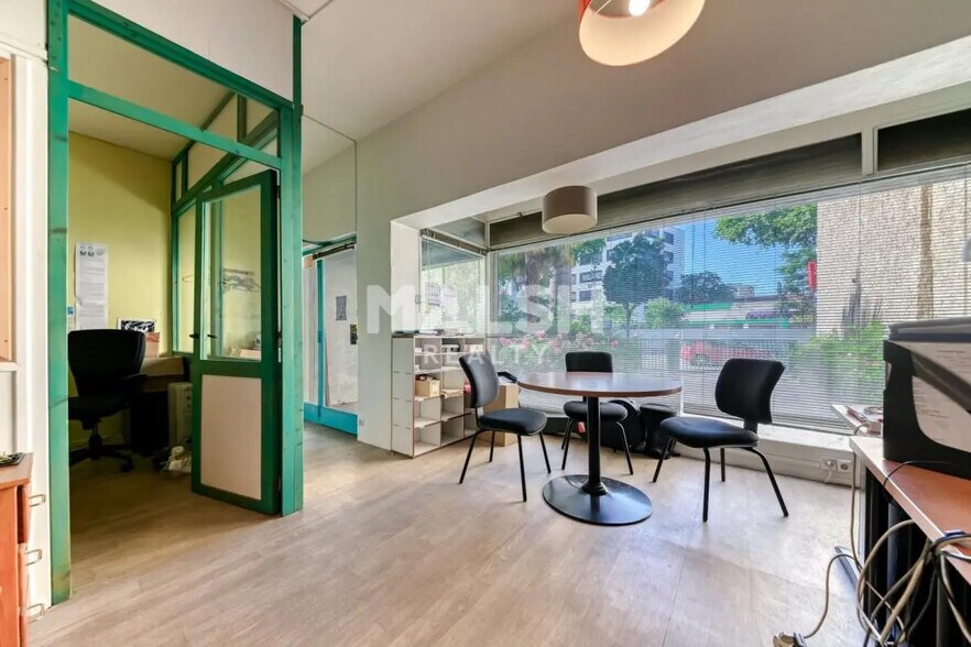 Commerce de détail dans Villeurbanne à vendre - Photo du bâtiment - Image 2 de 11