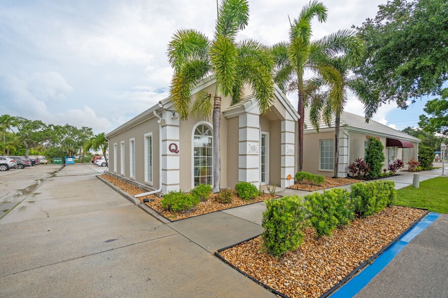 3900 Clark Rd, Sarasota, FL for sale - Building Photo - Image 3 of 29