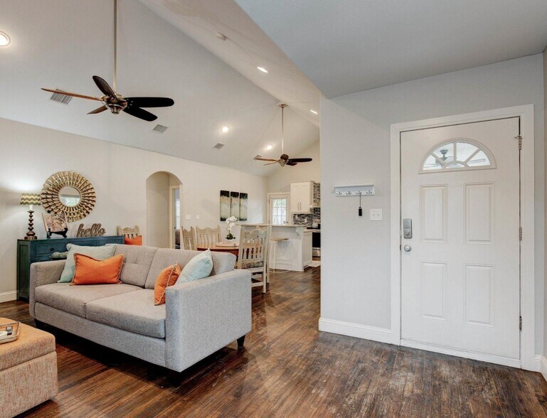 2521 Benbrook Blvd, Fort Worth, TX for sale - Interior Photo - Image 2 of 9