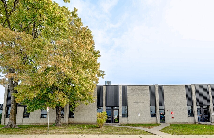 731-749 Av Meloche, Dorval, QC à louer - Photo du bâtiment - Image 2 de 8