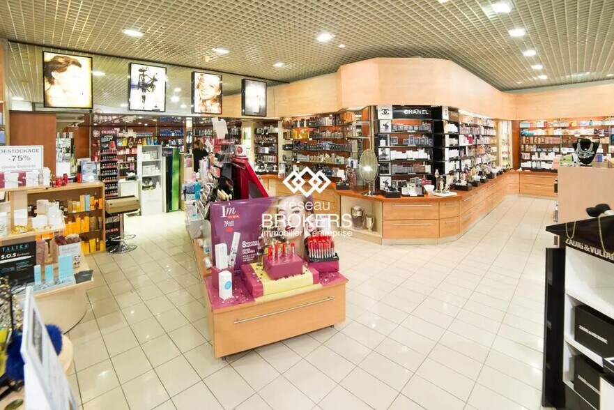 Retail in Orange for lease - Interior Photo - Image 2 of 5